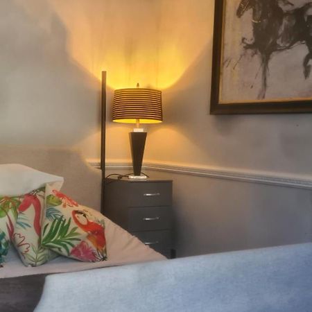 Parc Lodge Guesthouse Бридженд Экстерьер фото
