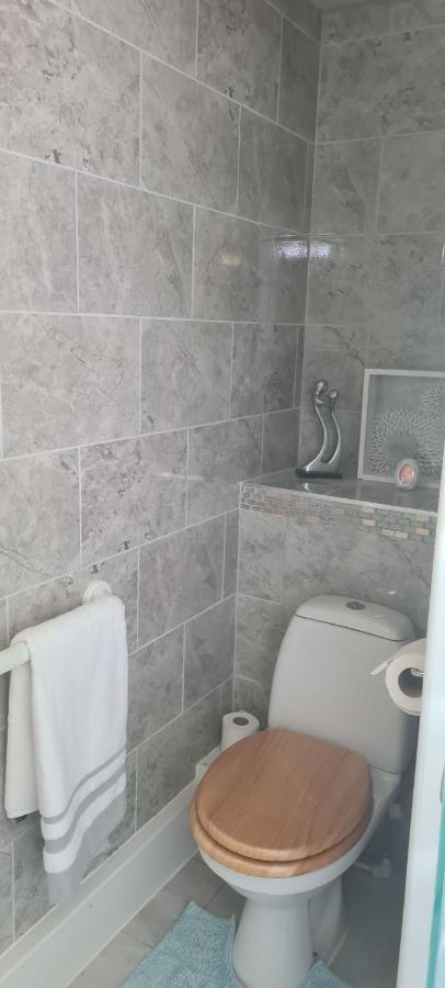 Parc Lodge Guesthouse Бридженд Экстерьер фото