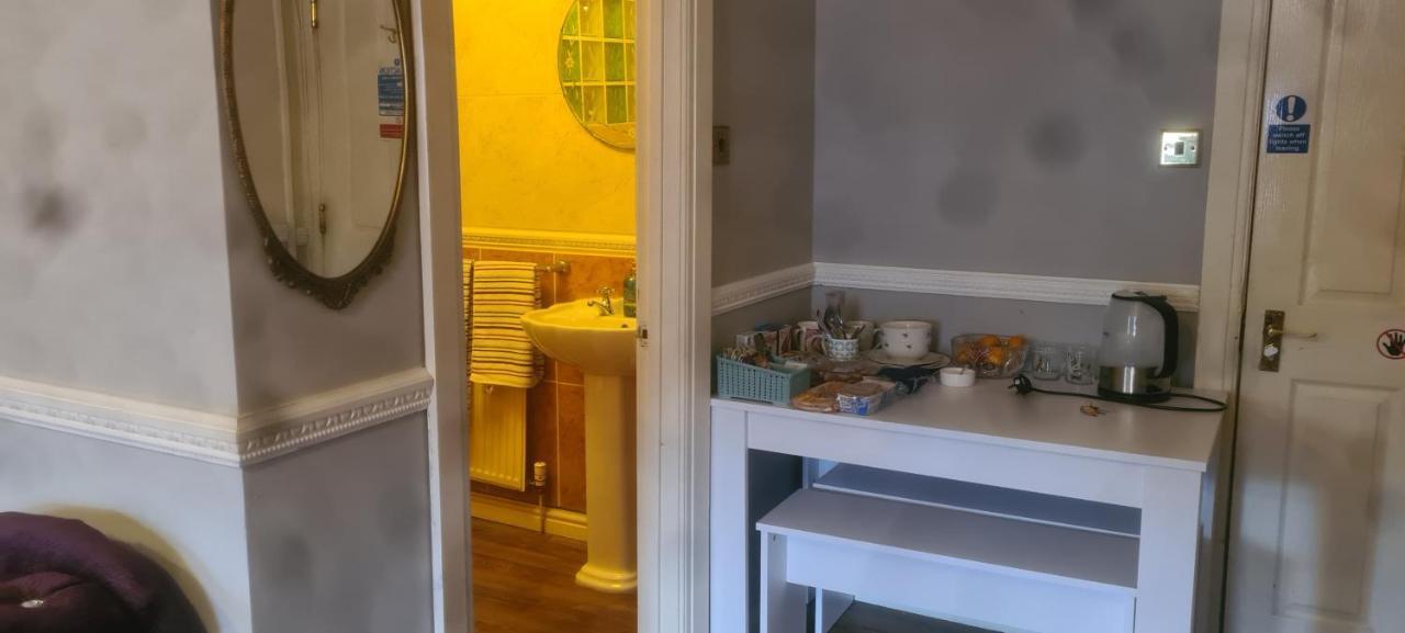 Parc Lodge Guesthouse Бридженд Экстерьер фото