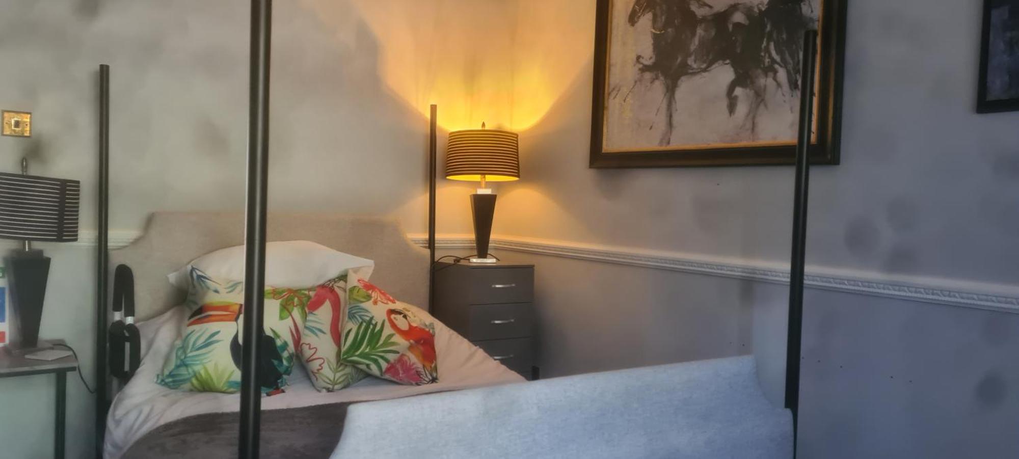 Parc Lodge Guesthouse Бридженд Экстерьер фото